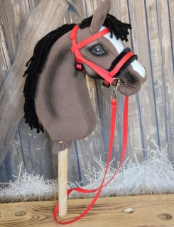 Uzdečka s anglickým nánosníkem bez podpínky pro Hobby Horse – červená z popruhu s černým beránkem, velikost PONY