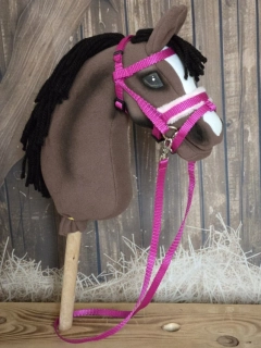 Uzdečka s anglickým nánosníkem a podpínkou pro Hobby Horse – tmavě růžová z popruhu s růžovým beránkem, velikost PONY