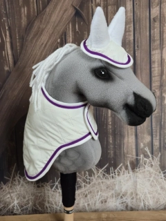 Zimní deka s čabrakou pro Hobby Horse – bílá s fialovým lemováním, podšitá fleecem, velikost PONY