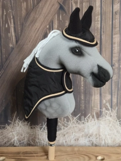 Zimní deka s čabrakou pro Hobby Horse – černá s béžovým lemováním, podšitá fleecem, velikost PONY