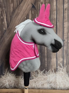 Zimní deka s čabrakou pro Hobby Horse – tmavě růžová s bílým lemováním, podšitá fleecem, velikost PONY