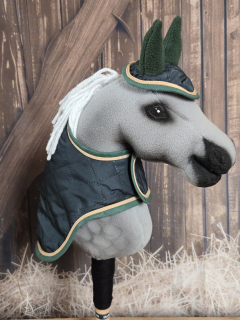 Zimní deka s čabrakou pro Hobby Horse – zelená s béžovým lemováním, podšitá fleecem, velikost PONY