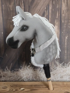 Poprsák s martingalem pro Hobby Horse – černý z koženky se šedými odnímatelnými beránky, velikost PONY