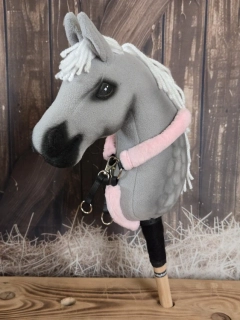 Poprsák s martingalem pro Hobby Horse – černý z koženky s růžovými odnímatelnými beránky, velikost PONY