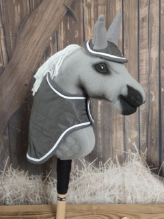 Zimní deka s čabrakou pro Hobby Horse – šedá s bílým lemováním, podšitá fleecem, velikost PONY