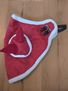 Zimní deka s čabrakou pro Hobby Horse – červená, podšitá fleecem, s bílým beránkem a koženými řemínky, velikost KŮŇ