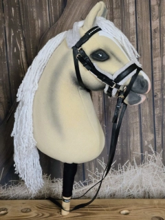 Hobby Horse - Uzdečka se švédským nánosníkem, šedý beránek