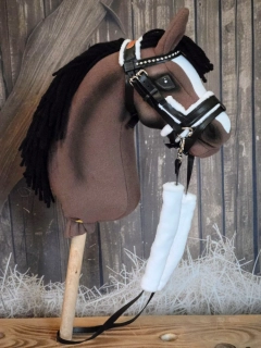 Uzdečka se švédským nánosníkem pro Hobby Horse – černá z koženky, podšitá bílým beránkem, odnímatelný beránek na otěžích, velikost PONY