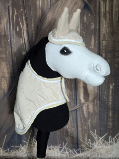 Zimní deka s čabrakou pro Hobby Horse – béžová s bílým lemováním, podšitá fleecem, velikost PONY